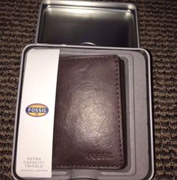 Authentic FOSSIL man's wallet new ( Father's Day gift)🎁