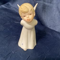 Vintage Lefton China. 1990 Porcelain Kissing Angel Figurine. #07701