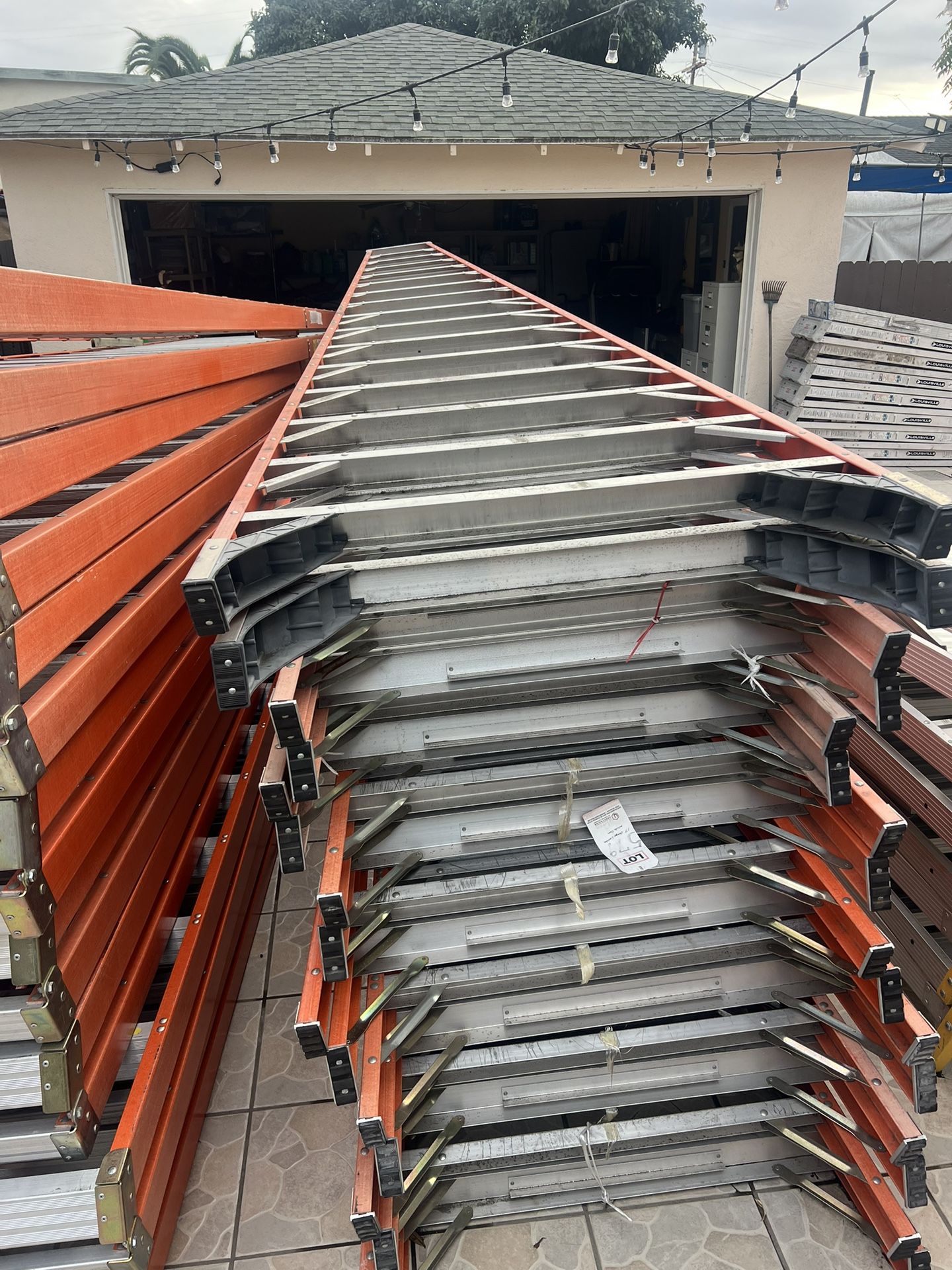 Escaleras de 16 pies doble, subida casi nuevas muy baratas $550