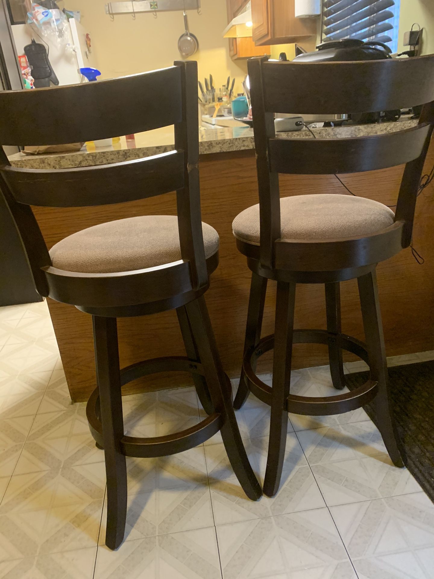 2 swivel counter top stools