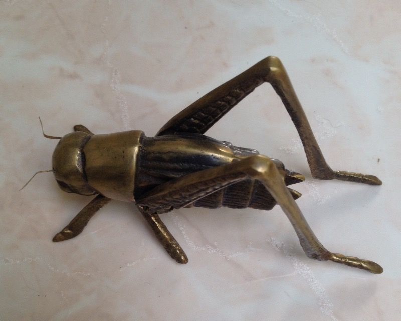COLLECTIBLE SOLID BRASS GRASSHOPPER PAPERWEIGHT FIGURINE