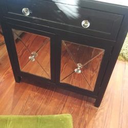 CUTE MIRROR ACCENT TABLE AT PICKY PINCHERS 801 TURNER ST CLEARWATER OPEN TODAY 12-6 FREE DELIVERY