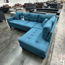2-Piece Sectional Set. New In A Box  2pc Sectional Sofa w/ 2 Accent Pillows.  Nuevo Sofa Seccional De 2 Piezas Nuevo Color Turquesa