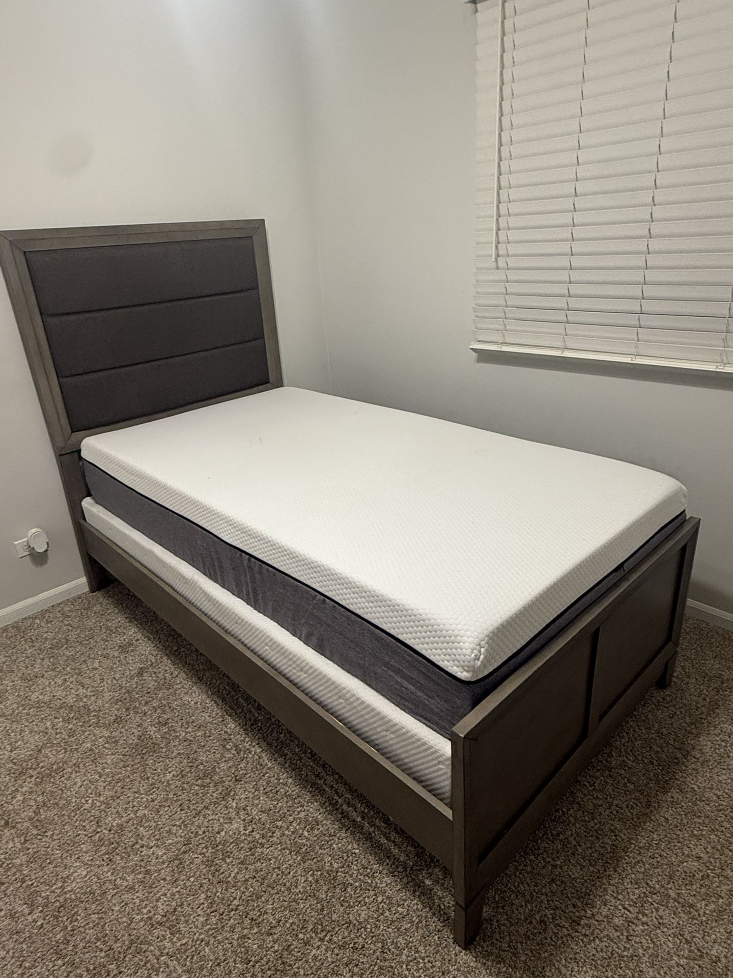 Twin bedroom set w/32” tv and stand