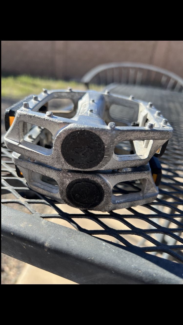 VP 565 PEDALS 1/2
