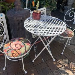 Patio Table  2 Chair Cushions.