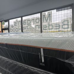 CALIFORNIA KING SIZE TEMPURPEDIC PROADAPT (FIRM) MATTRESS & BOX SPRINGS BED SET