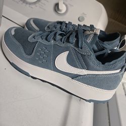 Womens size 8 nikes new never worn see pics