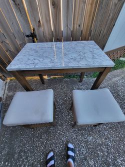 Cute barheight  dinette with 2 stools