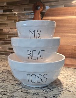 SUPER CUTE!✨️Parini QUALITY Cookware 3-PIECE CERAMIC MIXING BOWL SET.
$15