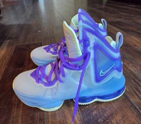LeBron Nike Aura 19 Girls 4.5Y