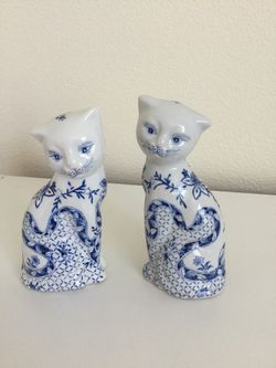 A pair of decorative kitty