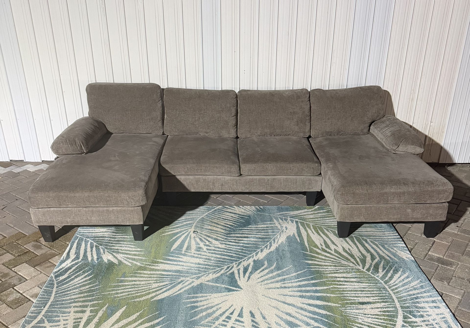 Modern 4-Seater U-Shaped Sectional Sofa. Delivery available for an additional cost. Large Sofa with 3 Chaise lounge for Living Room. In good condition