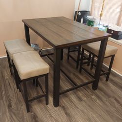 Wooden Dining Room Table With 4 Stools 