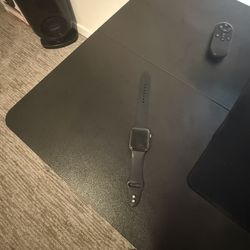 Apple Watch Series 5 (READ DESCRIPTION)