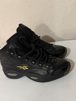 Reebok SHOES SIZE 6 it may fits 6.5