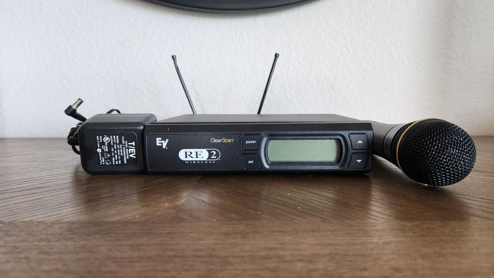 EV RE2 WIRELESS WITH HANDHELD MICROPHONE