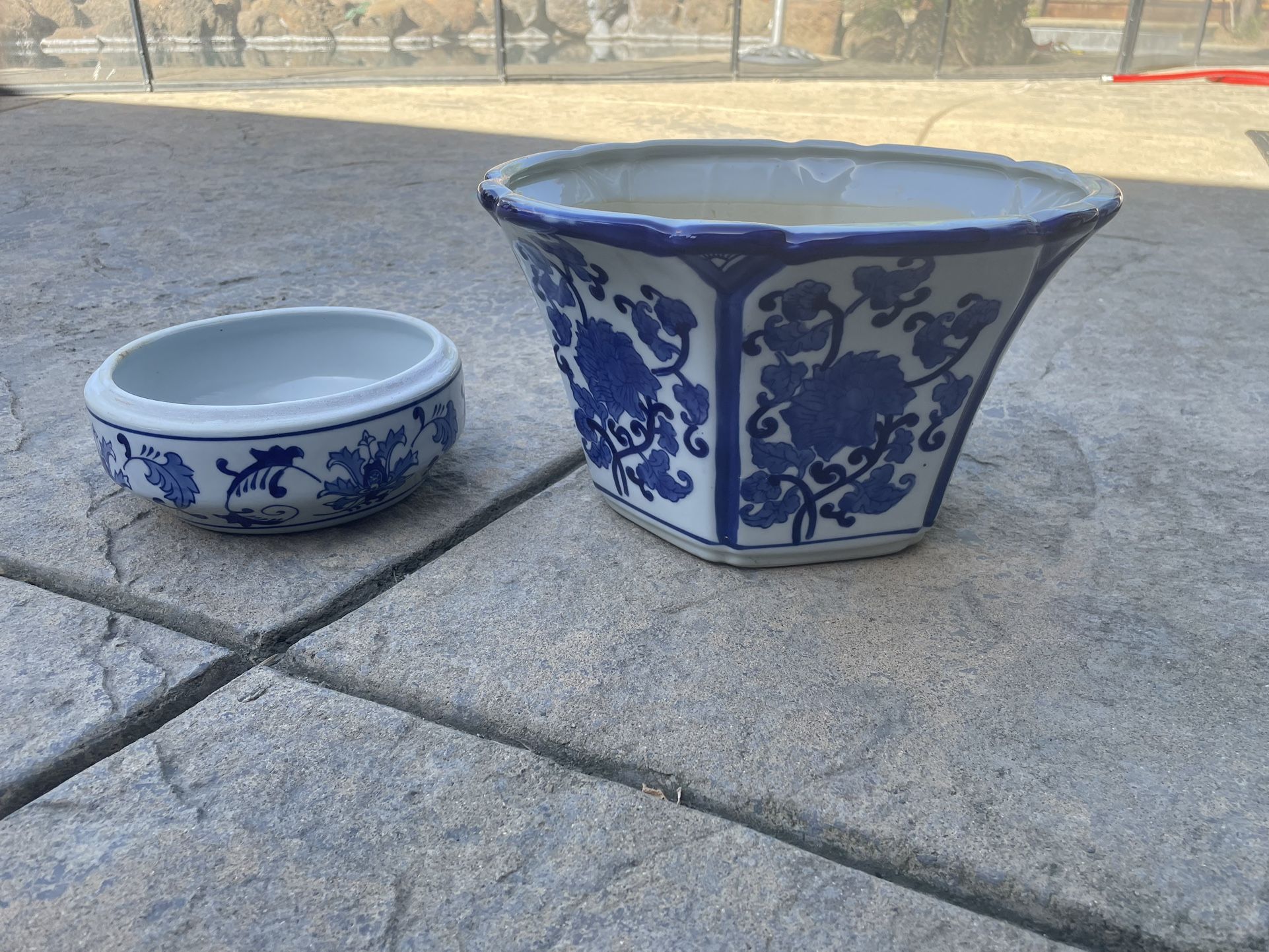 2 ceramic Pots 