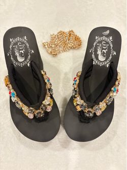 Lian Xin Embellished Rhinestone Flip Flops/ Glam Resort Sandals