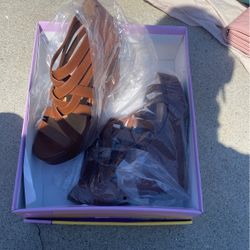 Woman’s Shoes Size 7