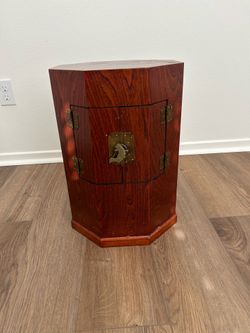 Beautiful Asian End Table/Cabinet