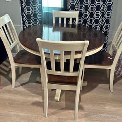 Nice dining table with 4 chairs 