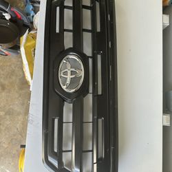 Front Upper Grille Assy Compatible with Toyota Tacoma 2017