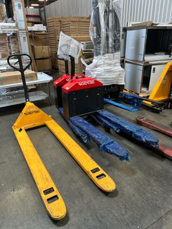 Long fork manual pallet jack Yellow
