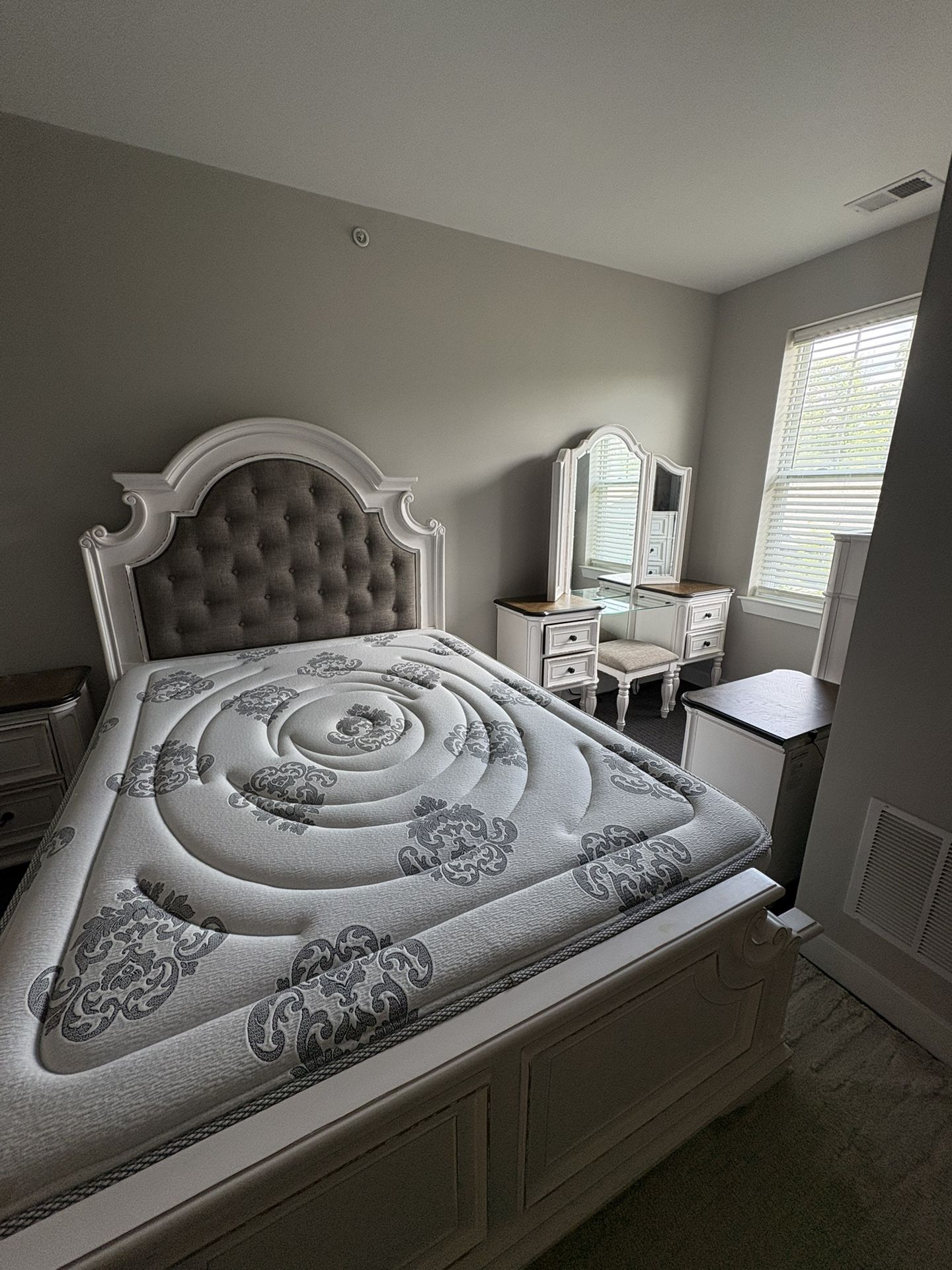 Queen Bedroom set W/ Mattress