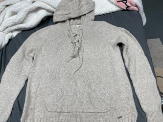 Hollister Sweater w/hoodie & pockets