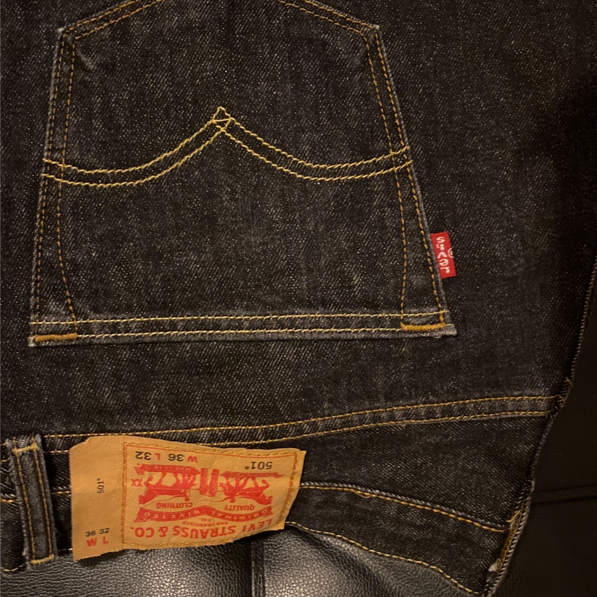 LEVIS JEANS 36/32 MENS