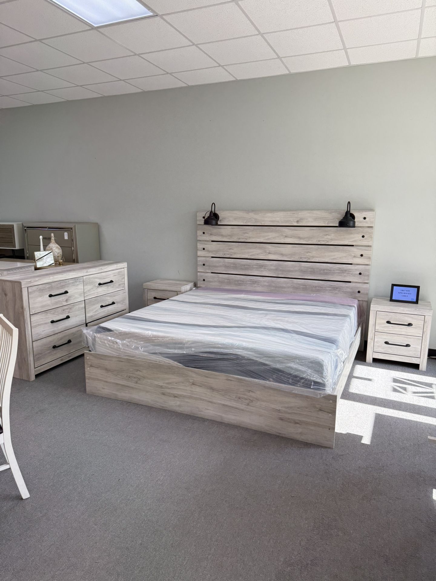 King bedroom set (FREE 24H DELIVERY AND SETUP)
