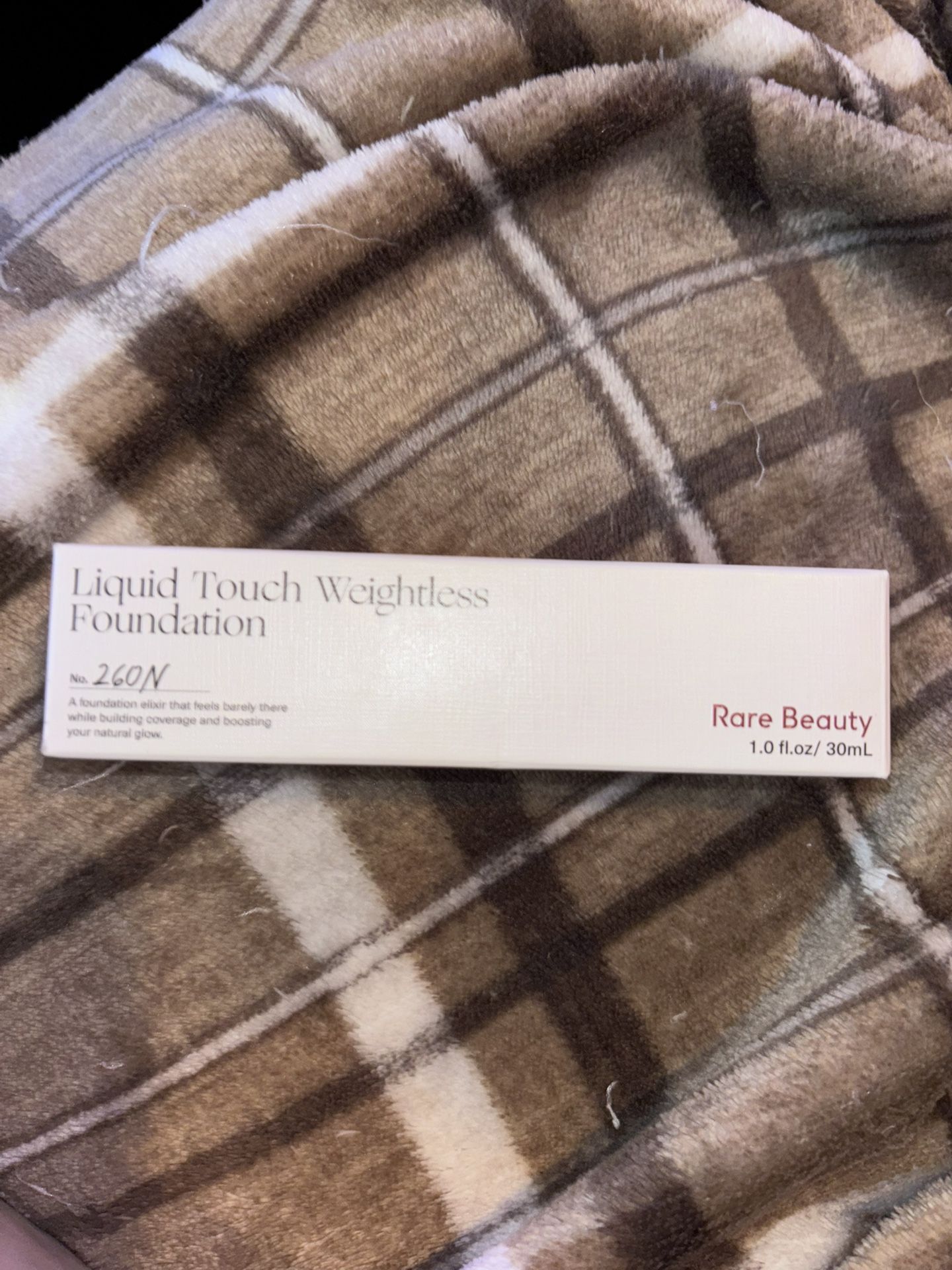 RARE BEAUTY foundation Shade 260N Medium With Neutral Golden UndertonesWith Neutral