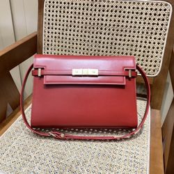 Fold-over Manhattan-style baguette roll, dimensions: 29x20.5x7cm
