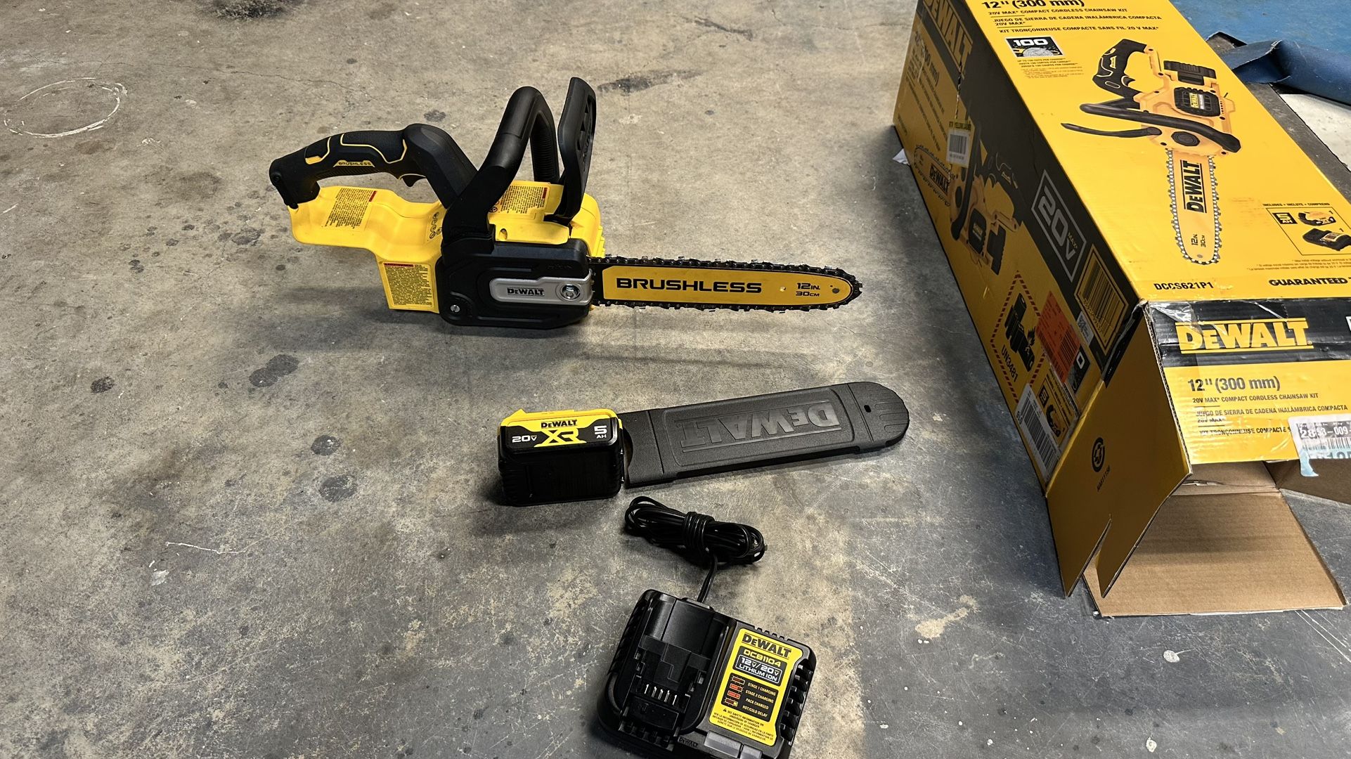 Dewalt 20 Volt Max Xr Brushless 12” Chainsaw With 5ah Battery And Charger