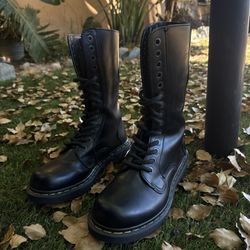 made in england dr. martens tall lace boots — black leather
