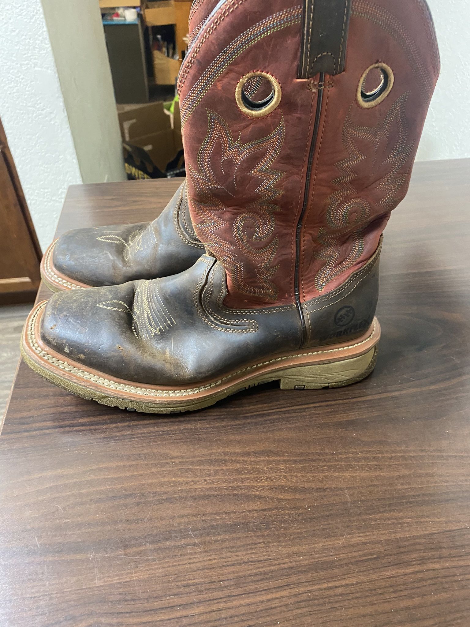 Men’s 9 1/2 Ariat Boots