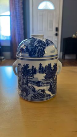 Chinoiserie porcelain lidded jar