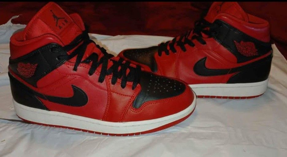 Jordan 1 Mids "Reverse Breds" Size 9