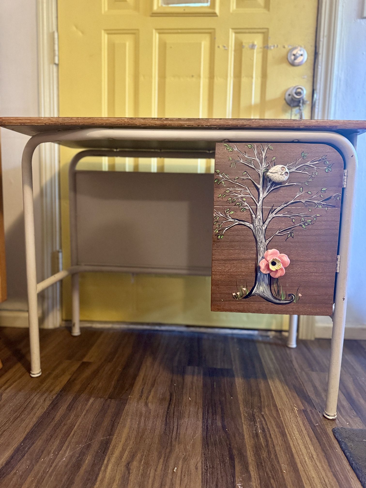 VTG Owl & Tiger Lilly Desk