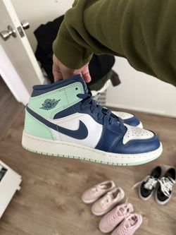 air jordan 1 mid women's size 7 