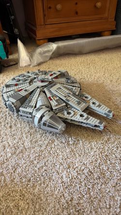 Millennium Falcon LEGO 75105