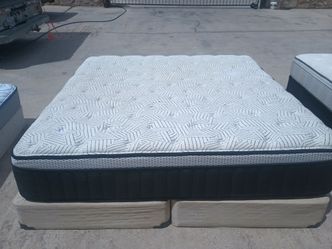 King pillowtop mattress and box spring 🚚🚚 Free delivery