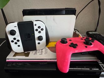NINTENDO SWITCH 2 controllers 3 games 1 case!!