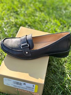 Women’s  black naturalizer shoes