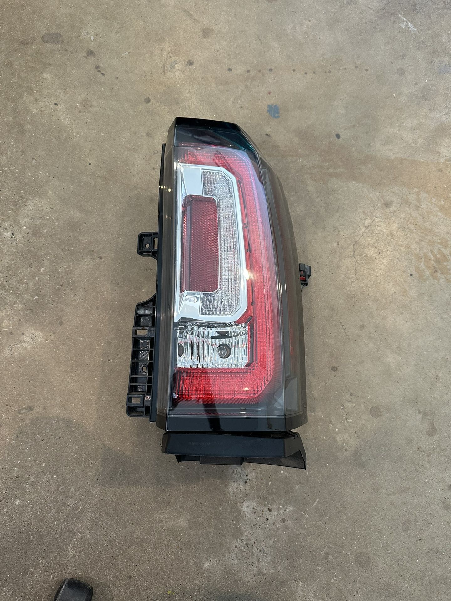 2015, 2016, 2017, 2018, 2019, 2020 GMC Yukon Tail Light Passenger / Luz ( Used Car Parts )