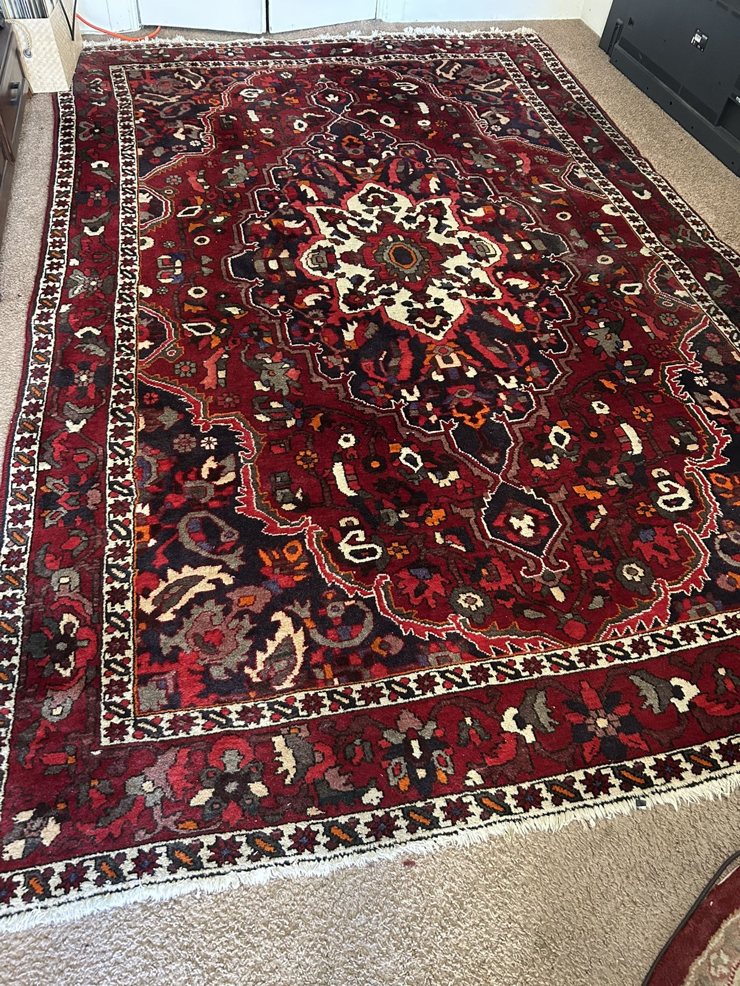 Beautiful vintage Bakhtiari rug, a type of hand-knotted Persian rug. The dimensions 126 “x 82”