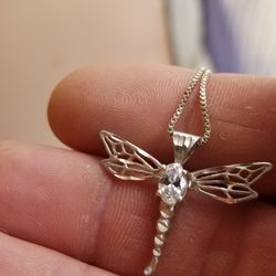 BEAUTIFUL SILVER CHAIN AND DRAGONFLY PENDANT 