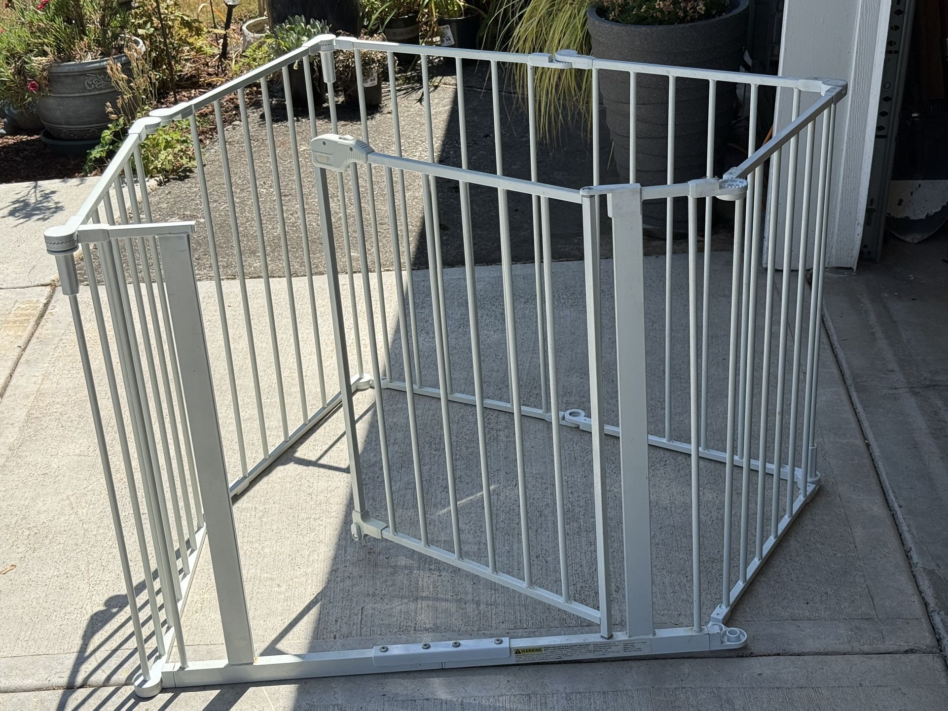 Metal Gate Enclosure With Door