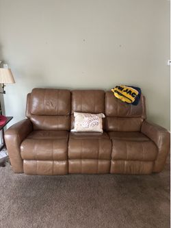 Sofá - reclines on both sides. Leather